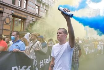 Масштабный бунт в центре Киева, тысячи людей двинулись к Офису Зеленского: кадры с места событий