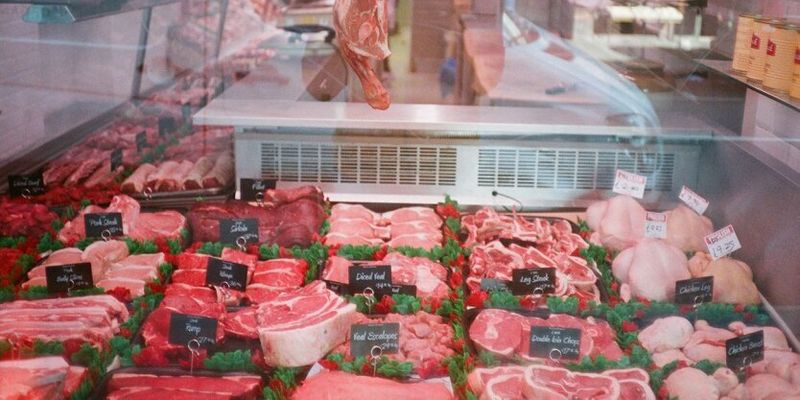 В Украине подешевело мясо: какие сейчас цены на свинину и курятину