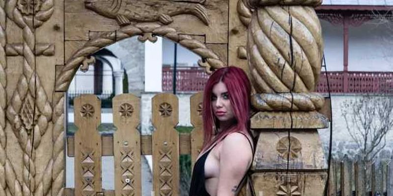 В Румынии разгорелся "церковный" скандал из-за пикантных фото 12-классницы