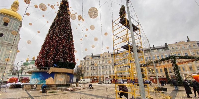 Разбирать будут до конца недели: в Киеве начали демонтаж главной елки Украины