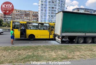 В Киеве опасно столкнулись маршрутка с грузовиком: опубликованы фото