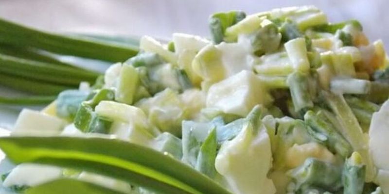 Простой и полезный весенний салат с черемшой