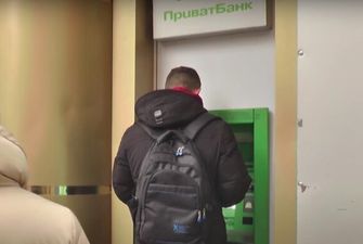 Банкомати ПриватБанку збоять і позбавляють українців останніх грошей