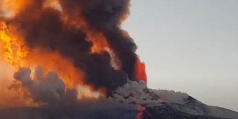 Километровый столб дыма и пепла: на Сицилии проснулся вулкан Этна