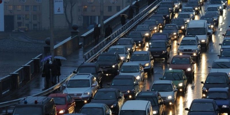 Вечером на дорогах Киева образовались 7-балльные пробки