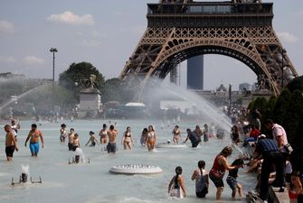 Туристи рятуються від спеки в найвідоміших фонтанах європейських столиць