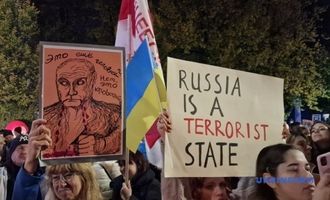 Под посольством россии в Варшаве люди требовали признать рф страной-террористом