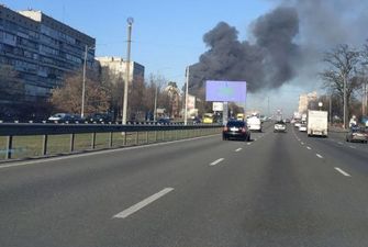 У Києві спалахнув склад: стовп диму видно за кілька кілометрів