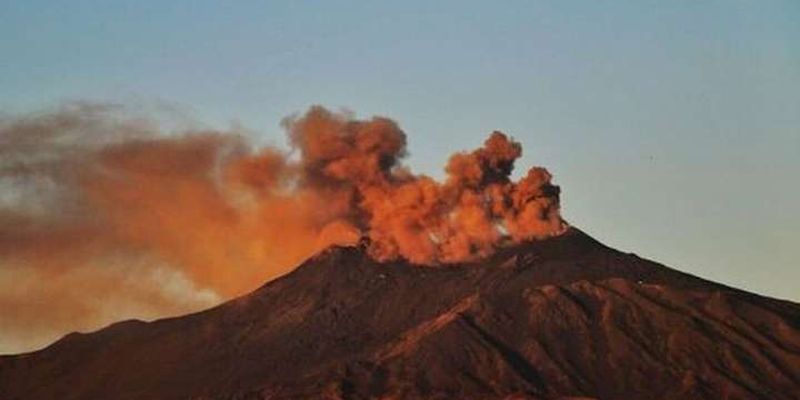Виверження вулкану Етна: Італія частково закрила «небо»