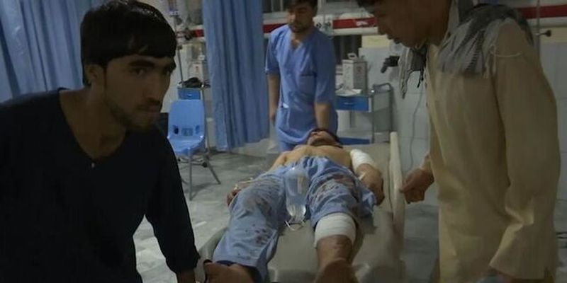 Тела не успевали выносить: в Кабуле на свадьбе убили 63 человека