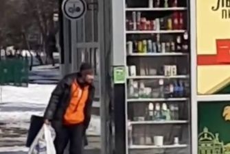 Вот так работают мародеры: в Харькове преступник средь бела дня вынес алкоголь из киоска, видео