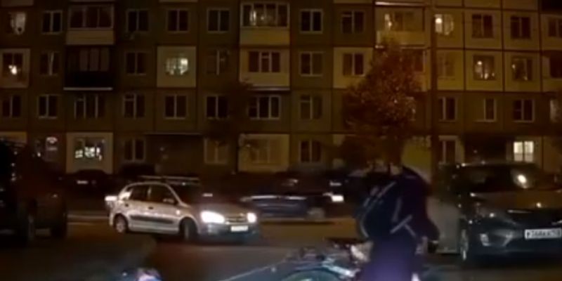 В России мать привязала сына за шею к велосипеду: момент попал на видео