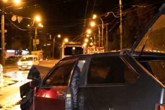 На Нивках в Киеве ВАЗ врезался в Volkswagen с детьми: есть пострадавшие