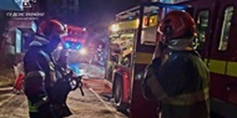 Во Львове пожар в многоэтажке тушили более 30 спасателей