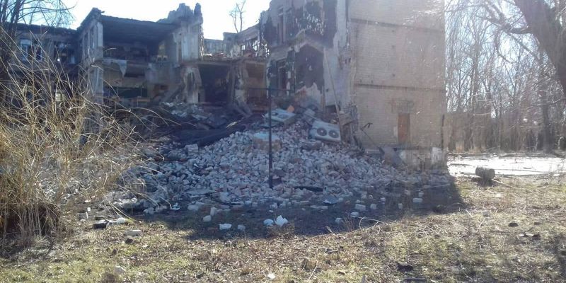 Оккупанты ракетами обстреляли школу в Авдеевке: фото последствий