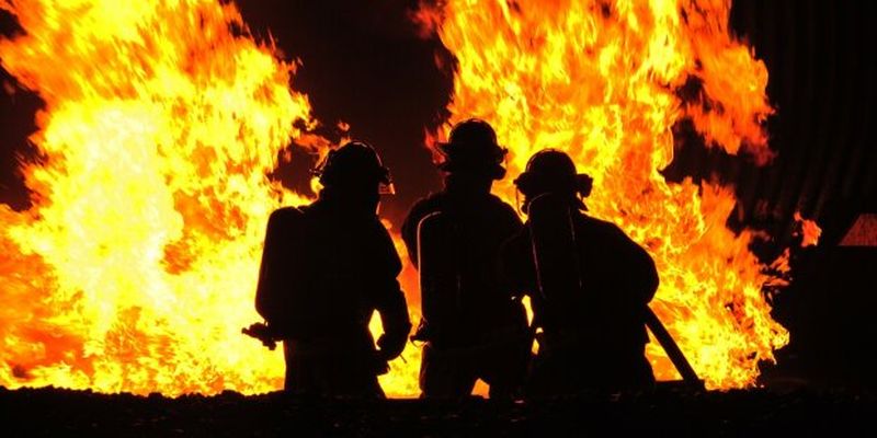 «Сгорели заживо»: страшный пожар охватил жилой дом в РФ, первые кадры трагедии