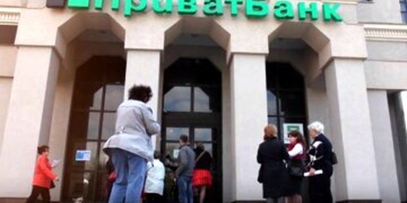 "ПриватБанк" начал блокировать карточки после перевода денег: после какой суммы украинец остался без сбережений
