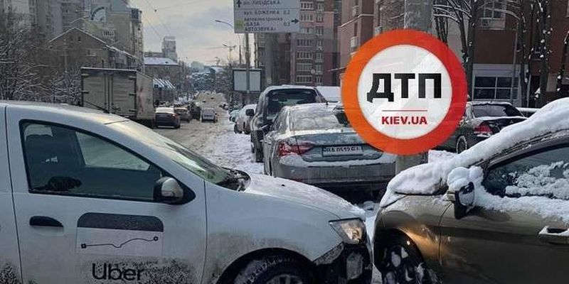 Наслідки негоди: в центрі Києва зіткнулися десять автівок