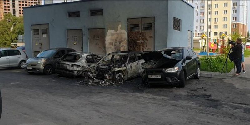 Полум'я заввишки в два поверхи: невідомий підпалив автомобілі в Києві