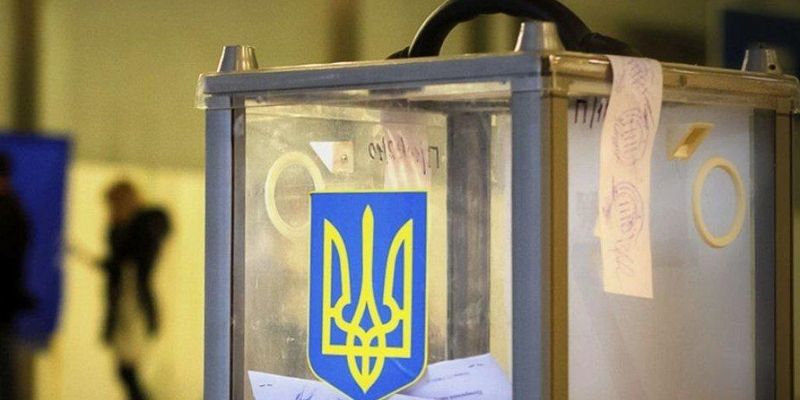 На 223 окрузі в Києві загострюється обстановка: на п'яти дільницях комісії не рахують голоси, а біля стін ОВК - сотня "свободівців"