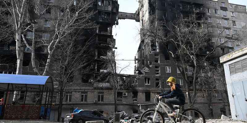 "Складывали" подъезды: пропагандист признал, что ВС РФ разрушали многоэтажки Мариуполя