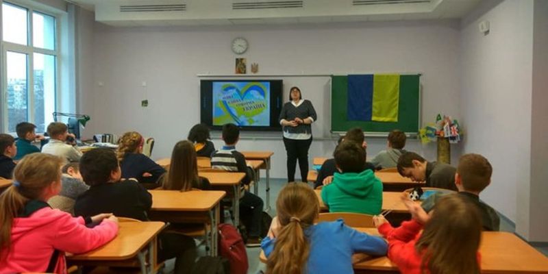 Учителей подкупают и запугивают: что не так с отбором учебников в Украине