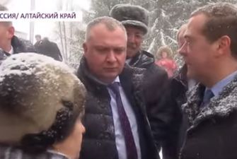 "Упала в ноги!" Медведев публично оконфузился перед россиянами. Видео