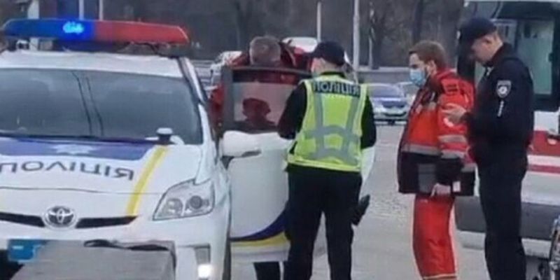Пьяный водитель с ребенком в салоне врезался в отбойник, фото: слетелись медики и полиция
