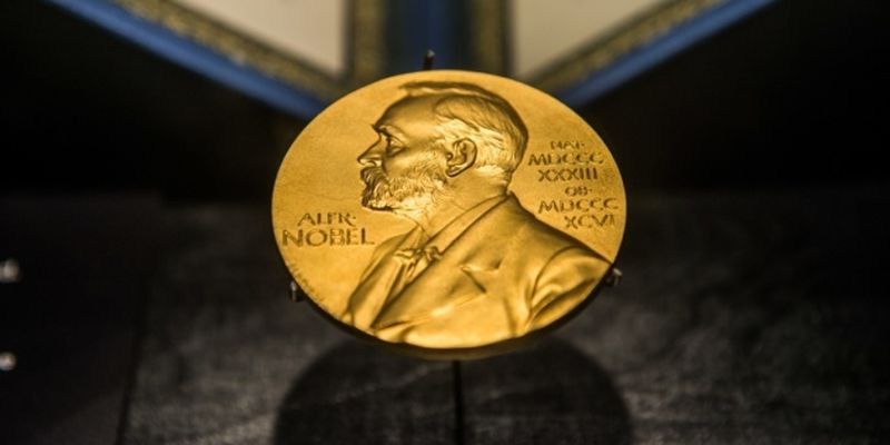 Нобелевскую премию по физике вручили за космологию и открытие экзопланеты