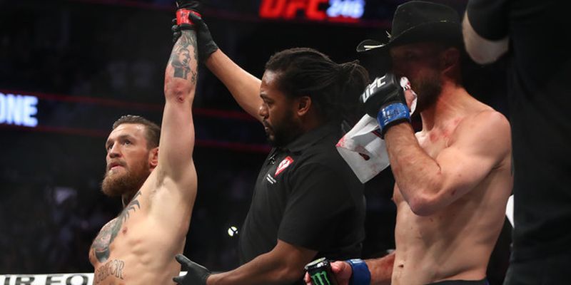 "Все это фальшивка": бойцы UFC и бокса прокомментировал бой Макгрегора и Серроне