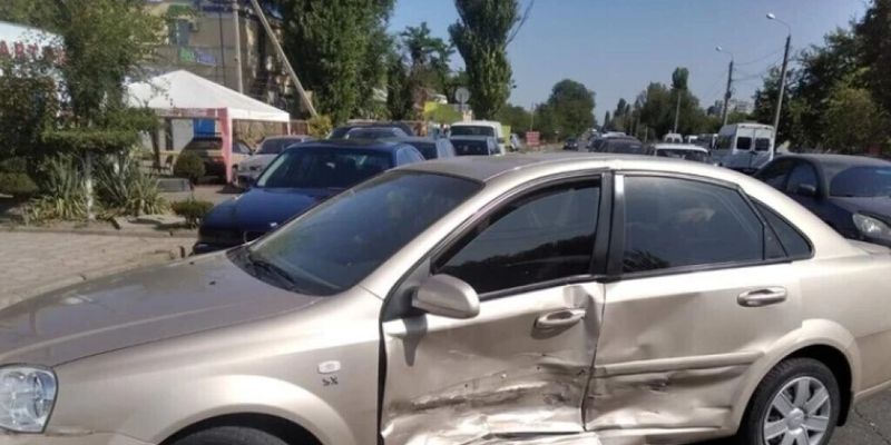 В Николаеве из-за ошибки водителя Chevrolet Lacetti в ДТП разбились 3 авто