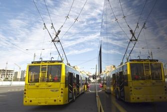 В Киеве из-за аварии временно изменили движение трех троллейбусов