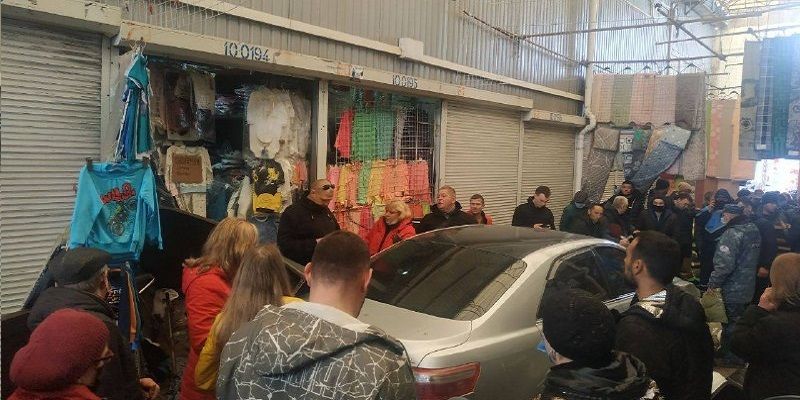 В Харькове пьяный водитель заехал на рынок Барабашово, ранив двух человек – Фото, Видео