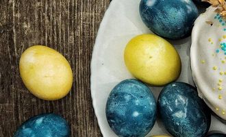 Чем покрасить яйца на Пасху в желтый и синий цвета: понадобятся только натуральные компоненты