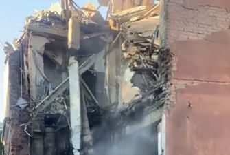 Подъезд жилого дома «сложился» после атаки: названо количество жертв