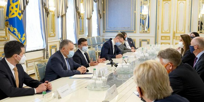 Зеленский обсудил ситуацию на Донбассе с МИД трех стран