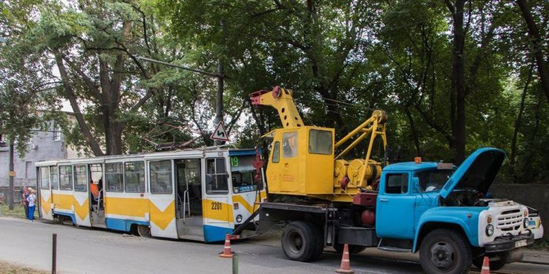 ДТП в Днепре: трамвай "влетел" в электроопору, есть пострадавшие
