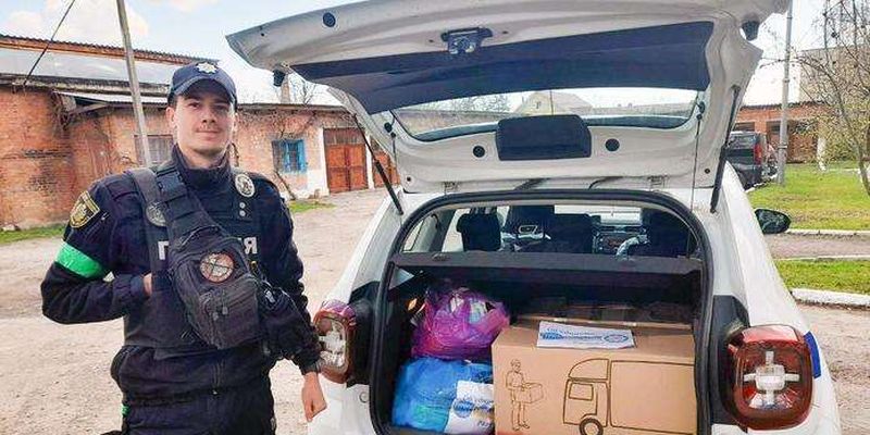 На Буковині поліція передала необхідну допомогу родинам Юрковецької громади