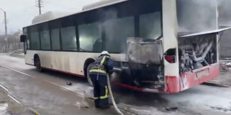 В Каменском на ходу загорелся автобус: в салоне были пассажиры, фото с места