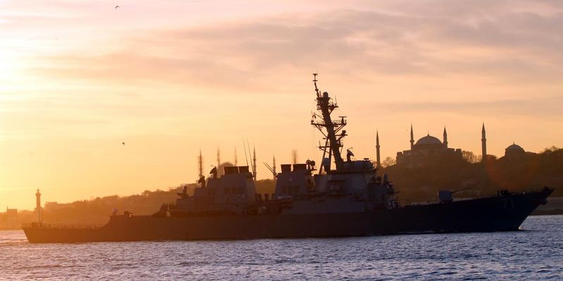 Ракетний есмінець ВМС США Ross увійшов у Чорне море