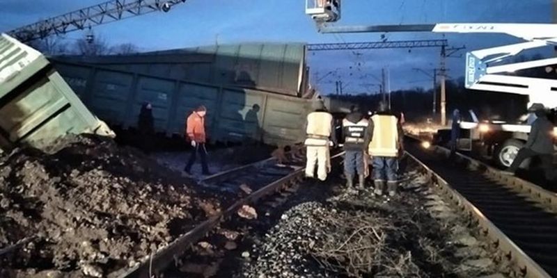 Под Днепром перевернулись восемь вагонов поезда