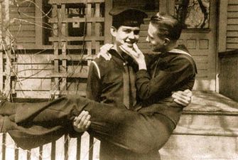 Бывший священник показал раритетные фото геев и лесбиянок