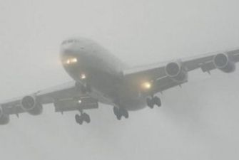 У російського пасажирського літака спалахнув двигун: відео з борту
