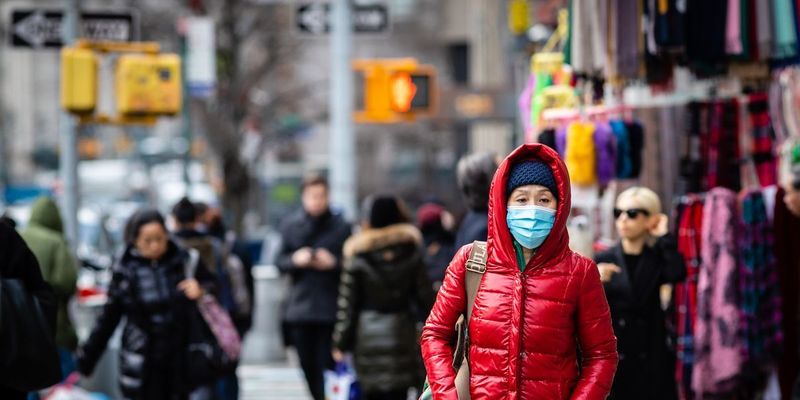 Вакцинированным американцам разрешили не носить маски