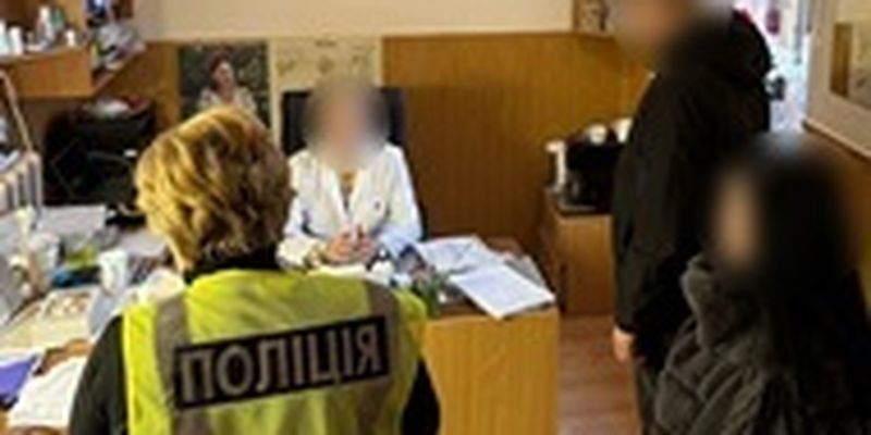 На Буковине задержали служащую врачебной комиссии, которая брала взятки