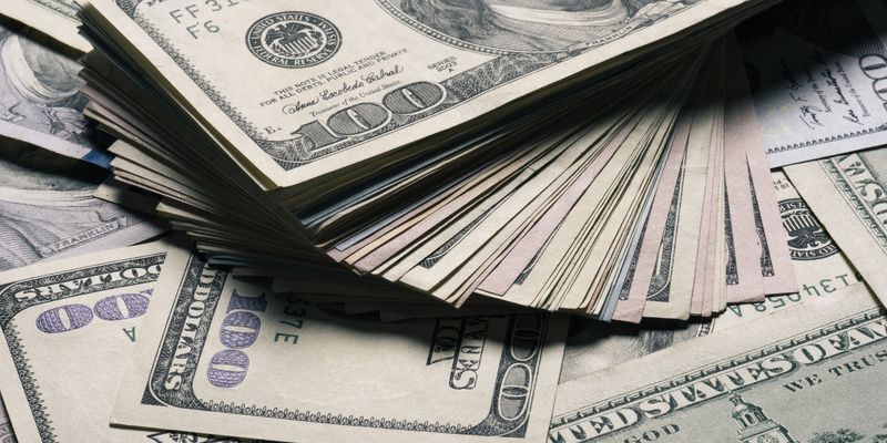 Курс на снижение: доллар в Украине продолжает рекордно дешеветь