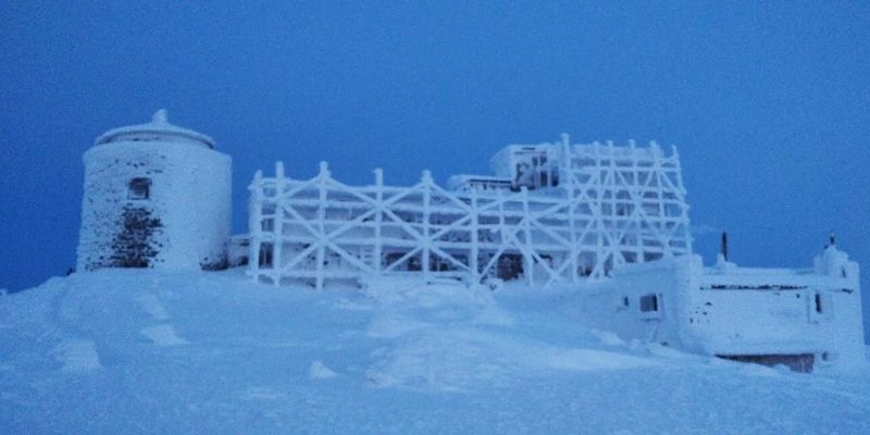 Обсерваторию "Белый слон" на горе Поп Иван замело снегом