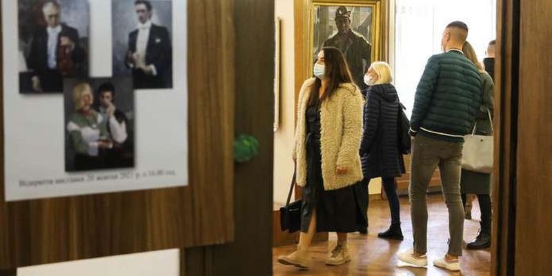 У Чернівецькому художньому музеї відкрили виставку до 95-ліття Івана Холоменюка