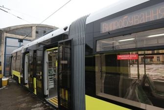 Во Львове вышел на маршрут первый пятисекционный трамвай украинского производства