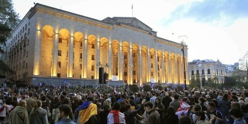 Парламент Грузии проголосовал за скандальный закон "об иноагентах", поднявший людей на массовые протесты